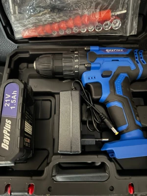 Blå sladdlös borrmaskin DayPlus - Säljer en blå och svart sladdlös borrmaskin från DayPlus, 21V 1.5Ah. Kommer i en praktisk plastväska med laddare, batteri och flera bits och hylsor i ett set. Perfekt för hemmafix och DIY-projekt.