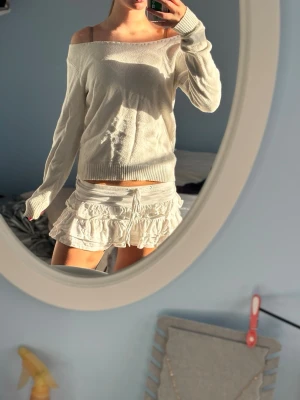 Fin vit stickat tröja - Vit off shoulder tjocktröja. Passar till väldigt mycket!