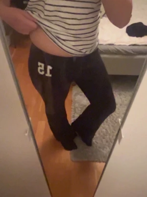 Mörkblå bootcut mjukisbyxor - Mörkblå bootcut mjukisbyxor från h&m med talet ”15” högst upp i högra hörnet, byxorna är använda max 3-5 gånger. Byxorna är i bra kvalitet och jättemysiga, säljer eftersom att dom inte är min stil. Byxorna är storlek 164/172 och jag är 164cm lång, passar jättebra