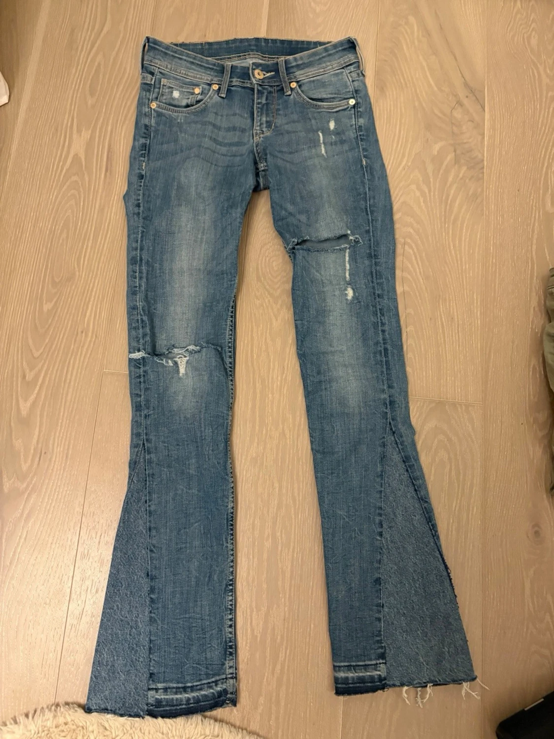 Blå slitna bootcut jeans - 2