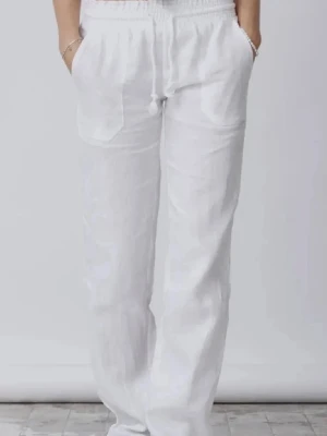 Vita linnebyxor med dragsko - Säljer ett par vita linnebyxor från Skagen Clothing, med  elastisk midja med dragsko. Byxorna har sidofickor och är tillverkade i ett luftigt linnematerial. Super fina till sommaren och våren 💓
