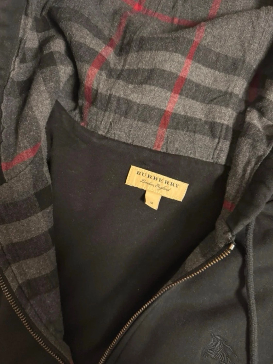 Svart hoodie från Burberry med dragkedja - 1