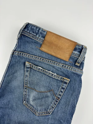 Jacob Cohën Scott jeans - | Säljer ett par Jacob Cohën Scott jeans i riktigt bra använt skick | Storlek: 32 | Hör av dig vid frågor eller funderingar
