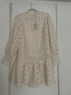 Klänning - Superfin klänning ifrån HM. Storlek M. Vet inte om man kan kalla den broderad eller spets men mönstret är verkligen jättefint! ☺️💗