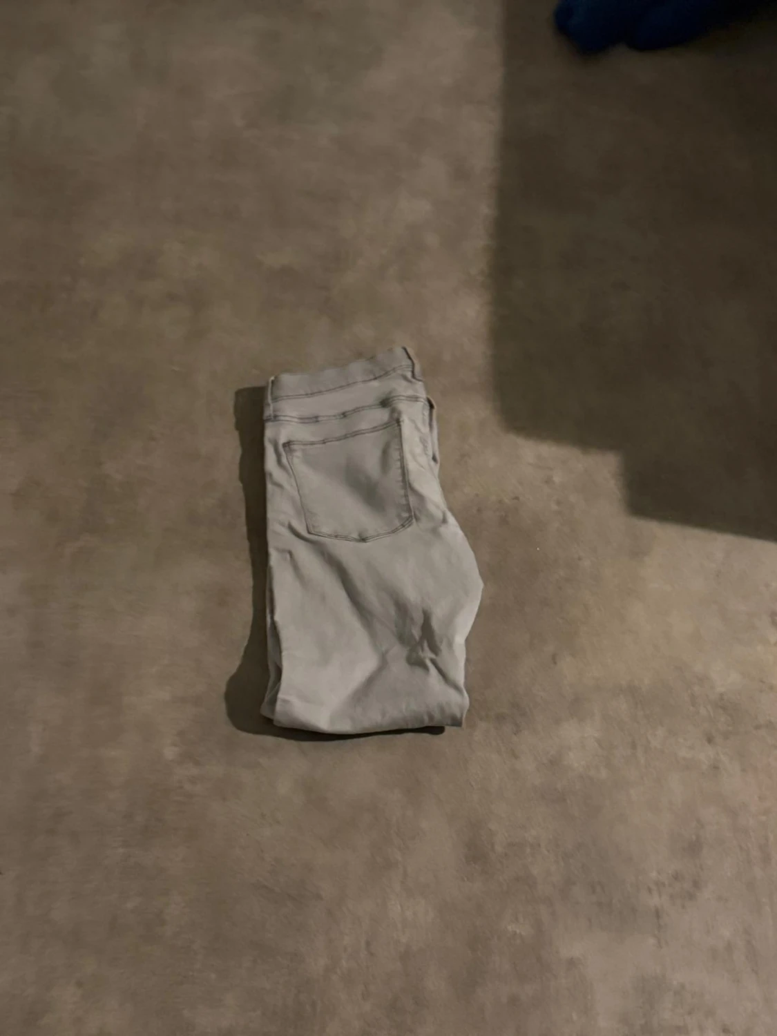 Ljusgrå raka jeans - 3