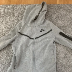 Nike tech fleece - Storlek 147-158 Säljs för den är för lite.finns litet hål.