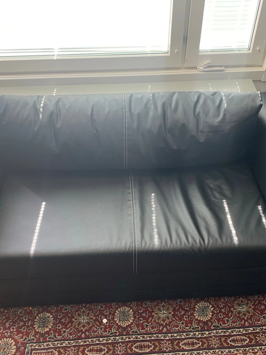 Svart bäddsoffa i konstläder