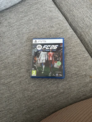 EA Sports FC 24 till PS5 - Säljer spelet EA Sports FC 24 till PlayStation 5. Omslaget är blått och spelet är ett fotbollsspel med realistisk grafik och många lag att välja mellan. Perfekt för dig som gillar sportspel och vill spela med vänner eller online. Aldrig använts tidigare helt ny från Elgiganten för 499 kr.