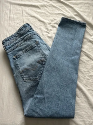 Replay Willbi regular slim fit jeans (W31, L32) - Bra kvalitet, bild på 2 minimala skavanker som inte påverkar användning alls.  W: 31  L: 32  Hör av dig vid frågor! 