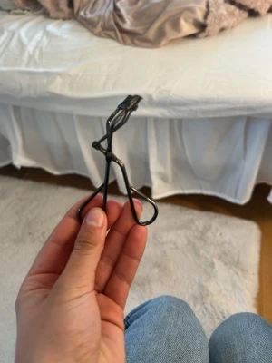 Shseido ögonfransböjsre - En klassisk svart ögonfransböjare i metall med ergonomiskt handtag och mjuk silikonkudde för att forma fransarna. Perfekt för att få till en snygg böj på fransarna snabbt och enkelt. Passar alla ögonformer och är enkel att använda.