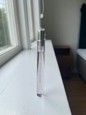 Ariana Grande parfym God is a woman - Säljer en oanvänd Ariana Grande parfym i smidig 10ml sprayflaska. 
