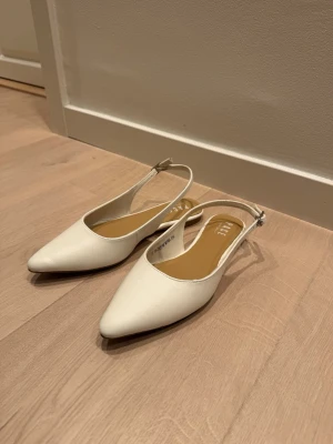 Skor - Använda en gång. Vita ballerinaskor med öppen häl. Märke Pace. Storlek 37. 