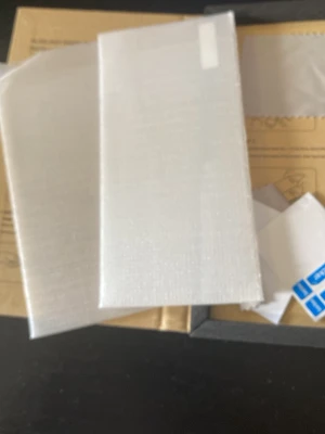 2 Skärmskydd i glas till iphone 11 - Säljer ett genomskinligt skärmskydd i härdat glas för mobiltelefon. Rektangulär form och levereras med rengöringsdukar och instruktioner. Perfekt för att skydda skärmen mot repor och stötar. Passar iPhone 11