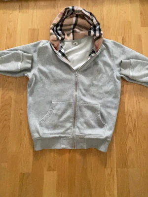 Burberry Zip grå - En burberry zip Strolek M, Skick mycket bra inte använd så mycket! Inga skador✅