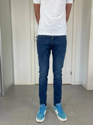 Replay Anbass Jeans  - Säljer nu dessa Replay Anbass Jeans, med mått ca 36,5 o 100 cm. skriv för fler bilder/frågor🙌🏼