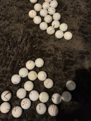 Samling vita golfbollar 40 st - Säljer en samling vita golfbollar från olika märken. Perfekt för dig som vill fylla på golfbagen med extra bollar. Bollarna har klassisk rund form och är tillverkade i slitstarkt material. Flera olika loggor och tryck syns på bollarna.