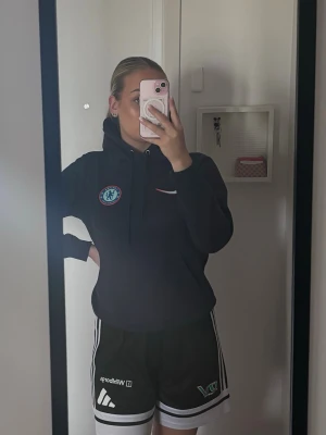 Mörkblå Chelsea FC hoodie - Säljer en mörkblå hoodie från Nike med Chelsea FC-logga på bröstet och klassisk huva med dragsko. Hoodien är i storlek M men sitter mer som en XS-S. 