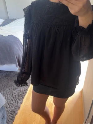 Svart blus - Säljer den perfekta svarta blusen med volang detaljer, blusen är ifrån Gina Young