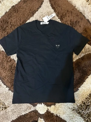 Commes de garcon - En skön CDG t shirt som sitter lite baggy på mig och då behöver säljas. Sitter som L ungefär, kan passa M om man vill ha lite mer baggy look! | Skick; 10/10, aldrig använd! | Priset kan diskuteras vid en snabb o smidig affär! / Mvh Nitro👨🏽‍🎨