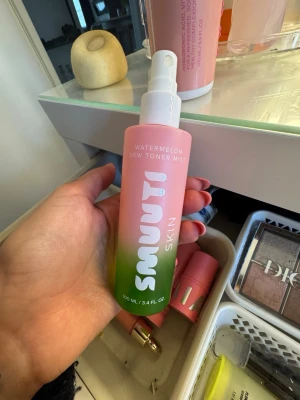 Smuuti Skin Watermelon Dew Toner Mist - Fräsch toner mist från Smuuti Skin med doft av vattenmelon. Flaskan är i plast och har en snygg färgskiftning från rosa till grön. Sprayflaska på 100 ml som ger en återfuktande känsla och glow till huden. Perfekt att ha i väskan för en snabb uppfräschning. Tror att det syns hur mycket som är kvar!💕