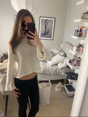 Vit stickad croppad tröja Lindex - Vit stickad tröja med vida ärmar. Superfin passform och mjuk kvalitet. Använd få gånger, fint skick. Perfekt till både jeans och leggings. 🤍Lite genomskinlig så går att använda som en bikini cover up, men med en vit eller beige bh syns det inte igenom.