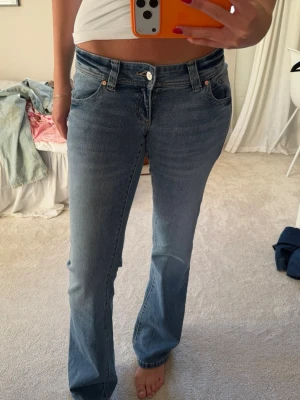 Ljusblå jeans - Så snygga lågmidjade jeans💕 Använda 1 gång bara!