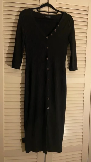 Svart ribbstickad långklänning | Storlek S - 💕30% bundlerabatt vid köp av minst två artiklar. 🌸 Svart ribbstickad långklänning             ✔️Märke: Shein                                                        📏 Storlek S                                                                 ⭐️ Fint använt skick. Hel och ren utan fläckar, hål eller andra synliga brister.