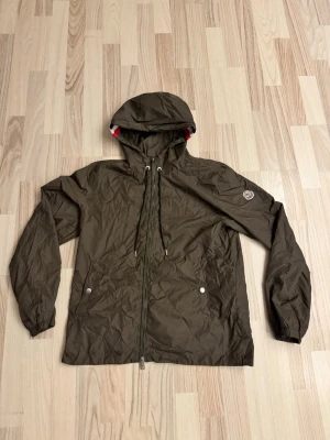 Moncler windbreaker green  - Perfekt windbreaker för sommaren och oanvänd 