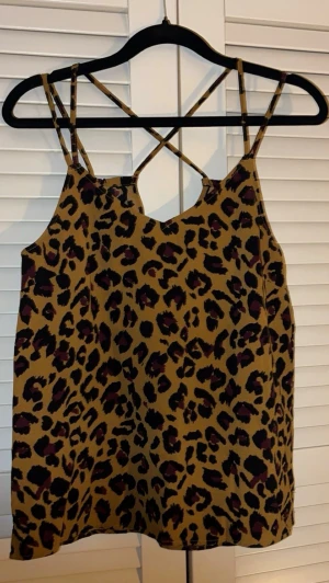Leopardmönstrat linne | Storlek 36 / S -  30% bundlerabatt vid köp av minst två artiklar. 🌸 Leopardmönstrat linne                         ✔️Märke: JDY - Jaqueline de Yong.                     📏Storlek 36 / S.                                                      ⭐️ Fint använt skick. Hel och ren utan fläckar, hål eller andra synliga 