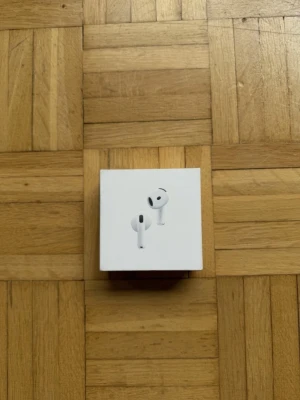 Apple AirPods 4 med brusreducering - Säljer ett par Apple AirPods 4 med aktiv brusreducering. Hörlurarna är vita och har en stilren, minimalistisk design i plast. Perfekta för trådlös musik och samtal, levereras i originalförpackning.
