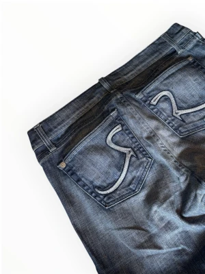 Blå bootcut jeans från rock revival  - 📐Mått:   Midja: 37cm Innerbenslängd: 68cm  DM vid funderingar och frågor 🌸