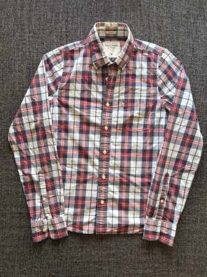 Abercrombie & fitch skjorta  - Sjukt eftertraktad Abercrombie & Fitch skjorta ~ rutig 2000’s modell som inte längre produceras | st M/true size | Rekomenderad längd mellan 174–185cm | färg blå/röd/vit | klassisk passform | OBS kan gå ner lite i pris vid snabb affär! 🏄
