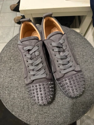 Sprillans nya gråa Loubs! - Helt onvända gråa Loubs och kommer till ingen användning, sko lådan och allt annat har slarvat bort. Bara skorna kommer med i frakten! Därav billigt pris. Vid snabb affär kan vi diskutera priser!