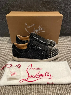 Christian Louboutin skor - Hej, säljer nu dessa svin snygga Christian Louboutin skor. Skorna är i nytt skick!  Begränsat antal boxar och dustbag. Hör av dig vid frågor.