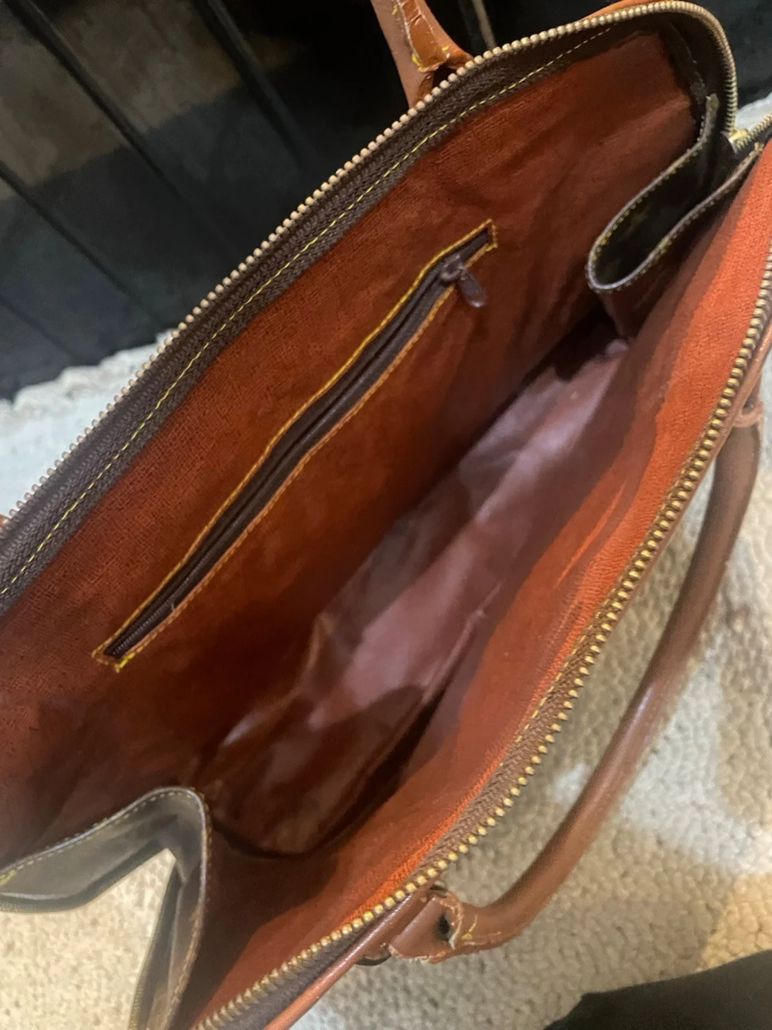 Brun handväska med monogrammönster - 3