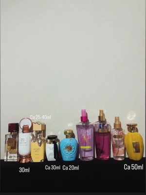 Massa parfymer  - Säljer ett gäng parfymer från olika märken, Gulf Orchid, Victoria's Secret, Lattafa och Paris Cormer. Volymerna på vardera står med på bilden de som det inte står något på är för att de är genomskinliga och mängden kan man avgöra själv. Perfekt för dig som vill testa flera dofter och utöka din kollektion🥰🌸. Allt för 800kr. Annars olika styck priser (100kr/st på Alla Lattafa/Gulf Orchid och Paris corner. VS body mists för 200kr/st för stora och 120kr för den lilla. VS parfymen för 400kr.