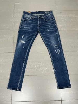 Dondup George Jeans  - Säljer nu dessa Dondup George Jeans med snygga slitningar o färgstänk i populär design, mått ca 42 o 107 cm. skriv för fler bilder/frågor🙌🏼