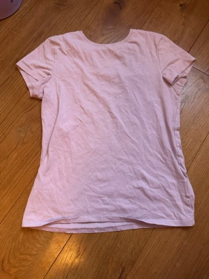 Ljuslila T-shirt  - Ljuslila T-shirt i barnstorlek 170
