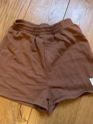 Bruna shorts - Bruna shorts i barnstorlek 170