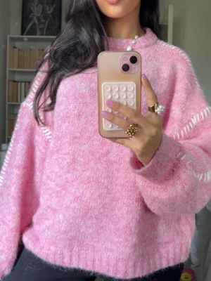 Oversized rosa stickad tröja - Mysig  stickad tröja i rosa med vita detaljer längs ärmarna.💕