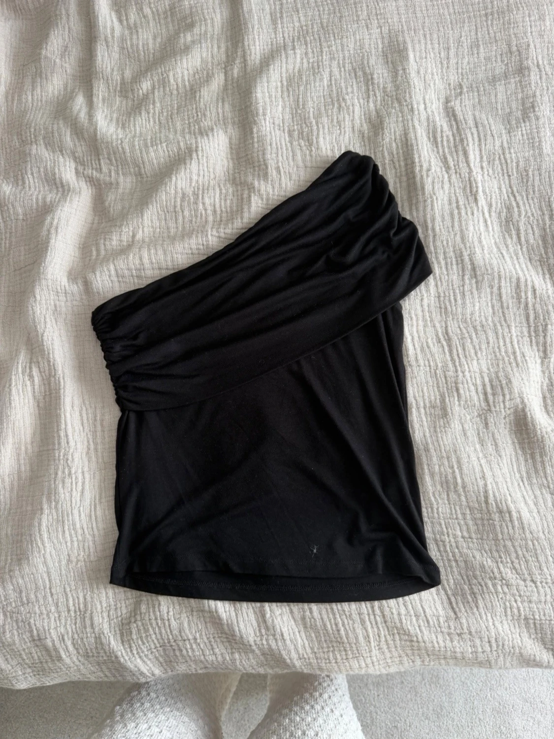 Svart oneshoulder topp från nelly 