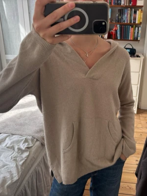 Soft goat hoodie - Snygg och skön hoodie från soft goat I 100% Kashmir.  Står storlek XL, men den har krympt så skulle säga mer som m💕