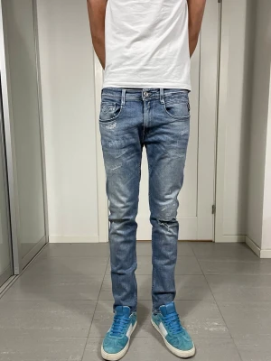 Replay Anbass Jeans - Säljer nu dessa Replay Anbass Jeans, W32 o L32 med mått ca 39 o 103 cm. skriv för fler bilder/frågor🙌🏼
