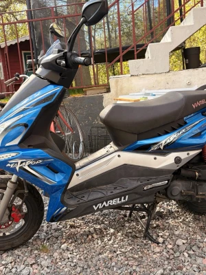 Blå Viarelli moped - Säljer en blå och svart Viarelli matador 2017 klass 1 moped med sportig design och tydliga vita dekaler. Mopeden har två stora framlyktor, backspeglar och bekväm sadel. Perfekt för dig som vill ta dig fram snabbt och smidigt i stan. Tar byten