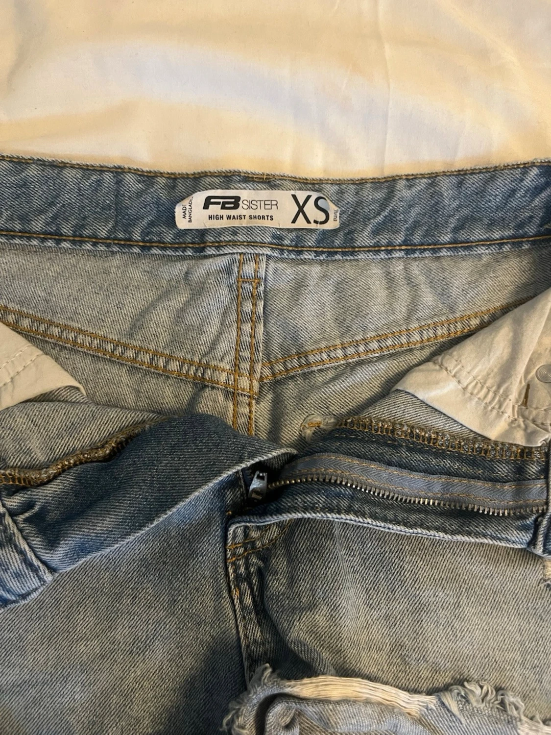 Högmidjade ljusblå jeansshorts - 2