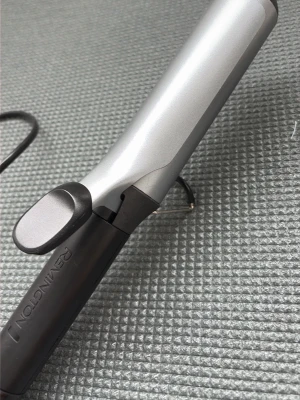 Locktång från Remington silver/svart curling iron - Locktång från Remington i silver och svart med justerbar temperatur upp till 210 grader. Ergonomiskt handtag och klassisk klämma för enkel styling. Perfekt för att skapa snygga lockar och vågor. Sladdansluten och enkel att använda.