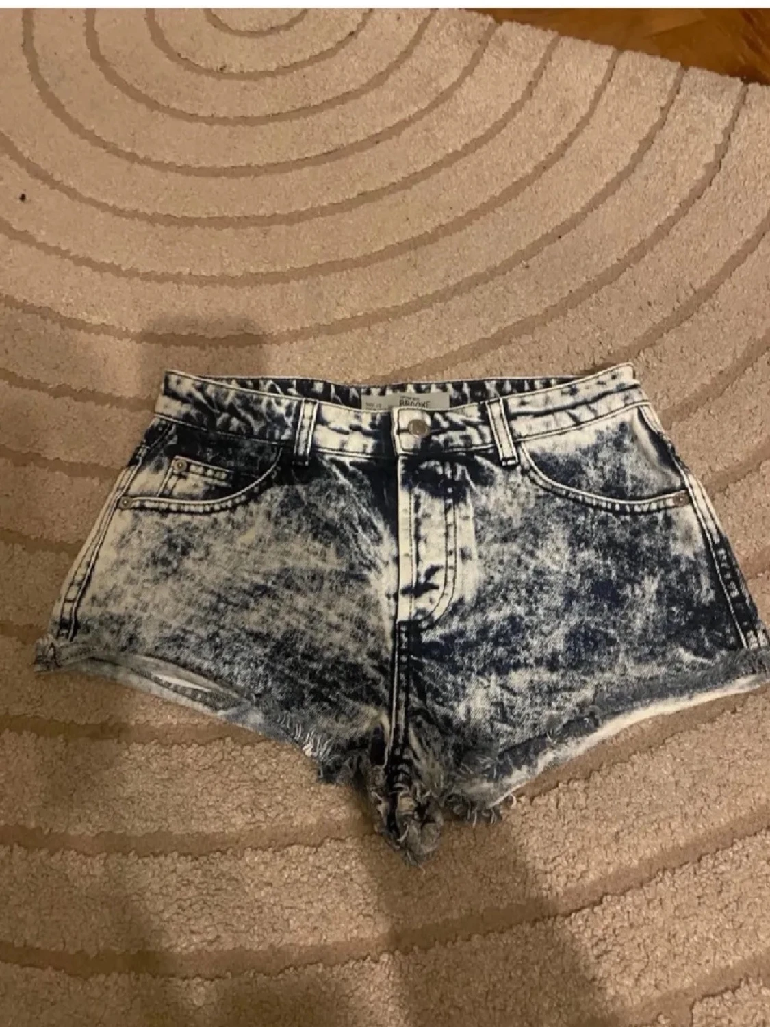 Acid wash denim shorts med fransar - 2