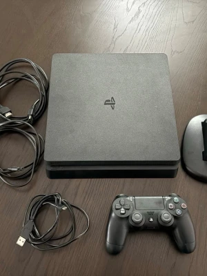 PS4  - Säljer ett PS4 slim. Det som följer med är: 1 kontroll, laddstation, strömsladd, HDMI kabel, laddsladd till kontrollen. PS4an är rengjord från damm, testad, uppdaterad till senaste programvaran och fabriksåterställd. Det är bara att börja spela😊packas säkert och ordentligt!