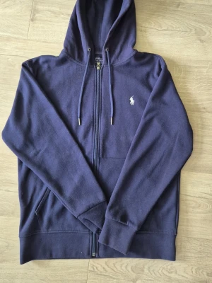 Polo ralph lauren zip - Säljer min polo ralph lauren zip hoodie, i storlek S. Tröjan är i väldigt nytt skick endast använd 3-4ggr. Är i färgen navy blue.