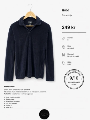 Mörkblå frottétröja från H&M - Stilren mörkblå tröja från H&M i mjukt frotté-material av bomull. Tröjan har en öppen krage och avslappnad passform som ger en chill vibe. Perfekt för dig som gillar bekväma och snygga plagg. Långärmad och lätt att matcha med det mesta.